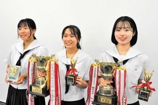英語スピーチコンテストで表彰された（右から）喜田つぐみさんと藤原愛佳さん、花見美咲さん＝小野高校