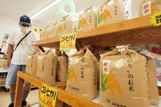 ＪＡ直売所の店頭に並んだ地元産コシヒカリ＝西脇市西田町
