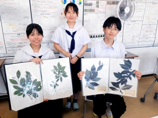 厚生労働大臣賞を受けた（左から）甘中未紗さんと岡野柚花さん、山本純也さん＝小野高校
