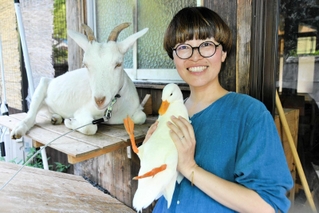 動物との触れあいが楽しめる居場所を提供する高浜麻耶さん＝多可町加美区鳥羽