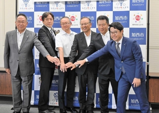 加西インター産業団地に進出する企業の関係者ら＝加西市役所