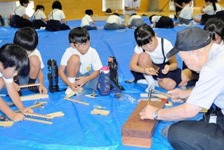 そろばん作りを体験する児童ら＝小野東小学校