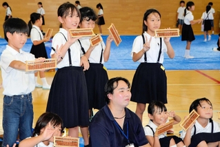 完成したそろばんを手にする児童ら＝小野東小学校
