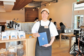 自家焙煎のコーヒーにこだわる近田大輝店長＝小野市王寺町