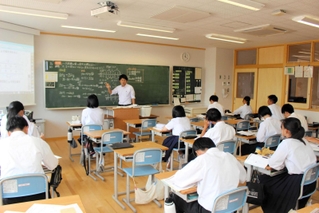 完成した増築校舎で授業を受ける生徒＝社中学校