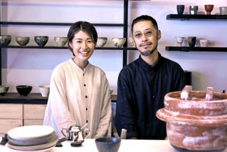 小沢巧尚さん（右）と宜子さん夫妻＝西脇市大垣内