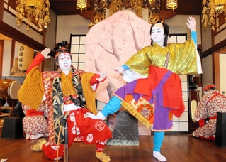 藤太（左）と忠信に化けたキツネを演じる歌舞伎部のメンバーら＝西福寺