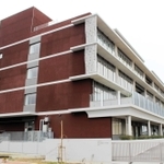 小中の教職員が勤務する東条学園小中学校＝加東市天神