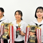 英語スピーチコンテストで表彰された（右から）喜田つぐみさんと藤原愛佳さん、花見美咲さん＝小野高校