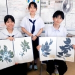 厚生労働大臣賞を受けた（左から）甘中未紗さんと岡野柚花さん、山本純也さん＝小野高校