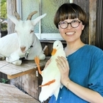 動物との触れあいが楽しめる居場所を提供する高浜麻耶さん＝多可町加美区鳥羽