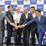 加西インター産業団地に進出する企業の関係者ら＝加西市役所