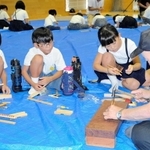 そろばん作りを体験する児童ら＝小野東小学校