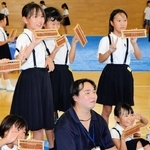 完成したそろばんを手にする児童ら＝小野東小学校