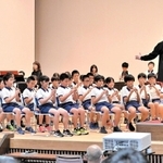 西本智実さんの指揮でアフリカンシンフォニーを演奏する九会小学校児童ら＝加西市民会館