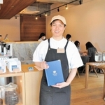 自家焙煎のコーヒーにこだわる近田大輝店長＝小野市王寺町