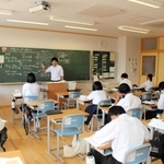 完成した増築校舎で授業を受ける生徒＝社中学校