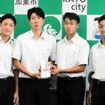 インターハイを制した（左から）足立朱優さん、山田那月さん、上治大琉さん、橋詰竜輝さん＝加東市役所