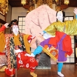 藤太（左）と忠信に化けたキツネを演じる歌舞伎部のメンバーら＝西福寺