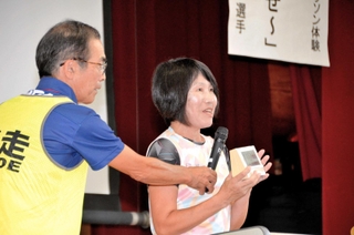 講演する近藤寛子さん（右）と伴走者の川嶋久一さん＝中番小学校
