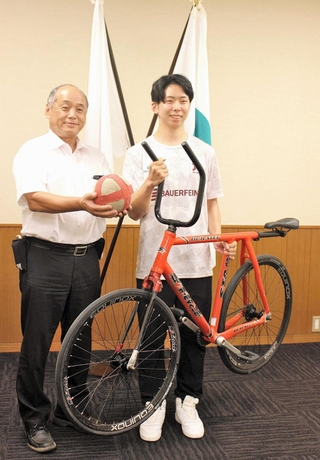 加東市役所を表敬訪問した那須誉之さん（右）と岩根正市長