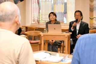 参加者の質問に答える能作克治会長（奥右）と千春社長＝西脇市比延町