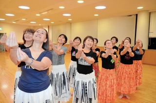 コンサートに向け、練習する薫さん（左から２人目）と教室生＝小野市総合体育館アルゴ