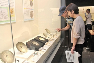 龍虎の鏡が展示された会場＝古代鏡展示館