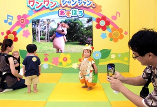番組の映像を楽しむ親子連れ＝東条湖おもちゃ王国