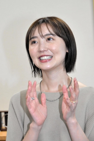 小野市の印象について話すおのののかさん＝小野市役所