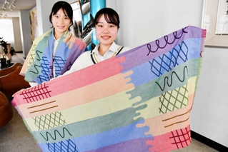 ６色のレインボーフラッグにちなんだストールをデザインした徳平さん（右）と、ともに会議に出席する長谷川さん＝西脇高校