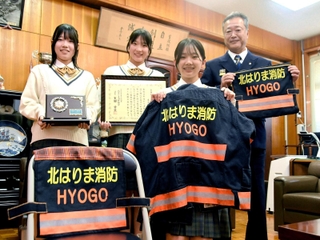 消防隊員の体を守る防火衣をリメークしたいすカバーと子ども用の服＝西脇高校