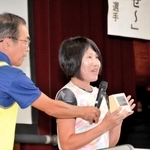 講演する近藤寛子さん（右）と伴走者の川嶋久一さん＝中番小学校