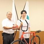 加東市役所を表敬訪問した那須誉之さん（右）と岩根正市長