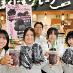 育てたブドウとスムージーを手にする播磨農高の生徒たち＝アスティアかさい