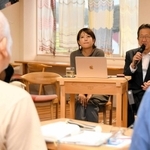 参加者の質問に答える能作克治会長（奥右）と千春社長＝西脇市比延町