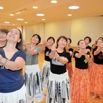 コンサートに向け、練習する薫さん（左から２人目）と教室生＝小野市総合体育館アルゴ