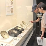 龍虎の鏡が展示された会場＝古代鏡展示館