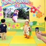 番組の映像を楽しむ親子連れ＝東条湖おもちゃ王国