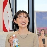 小野市のペットボトル入り水道水「播州おのみ～ず」を手にするおのののかさん＝小野市役所