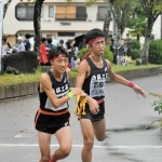 佐伯遥大選手（右）からたすきを受け取る衣川勇太選手＝西脇市総合市民センター