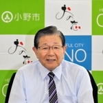 学校行事として大阪・関西万博会場への交通費支援を決めた小野市の蓬萊務市長＝小野市役所