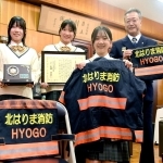 消防隊員の体を守る防火衣をリメークしたいすカバーと子ども用の服＝西脇高校