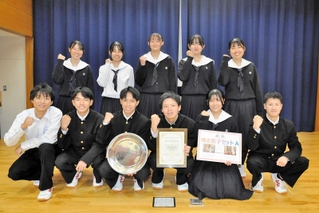 北播磨の新商品販売を後押しし、発表会で１位になったブランディング班＝小野高校