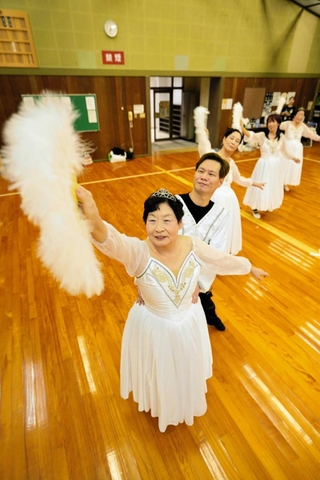 １０日の「芸能まつり」で初舞台に立つシニアバレリーナ＝西脇市西脇