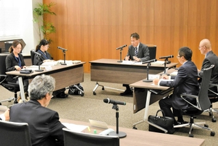 ４人の委員が意見を述べた臨時教育委員会＝西脇市役所