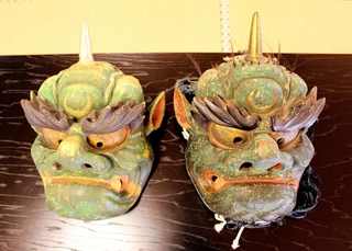 鬼追踊で用いられる青鬼面。右が実物、左がレプリカ＝加東市畑