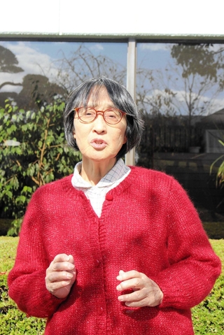 定例会を開く社公民館の前で話す岡本智恵美さん＝加東市木梨