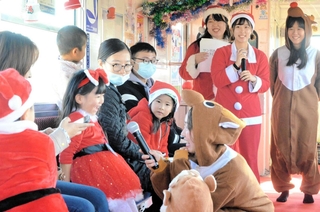 ２０２３年のサンタ列車＝加西市内
