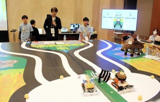 自作ロボットの動きを見守る子どもたち＝やしろ国際学習塾